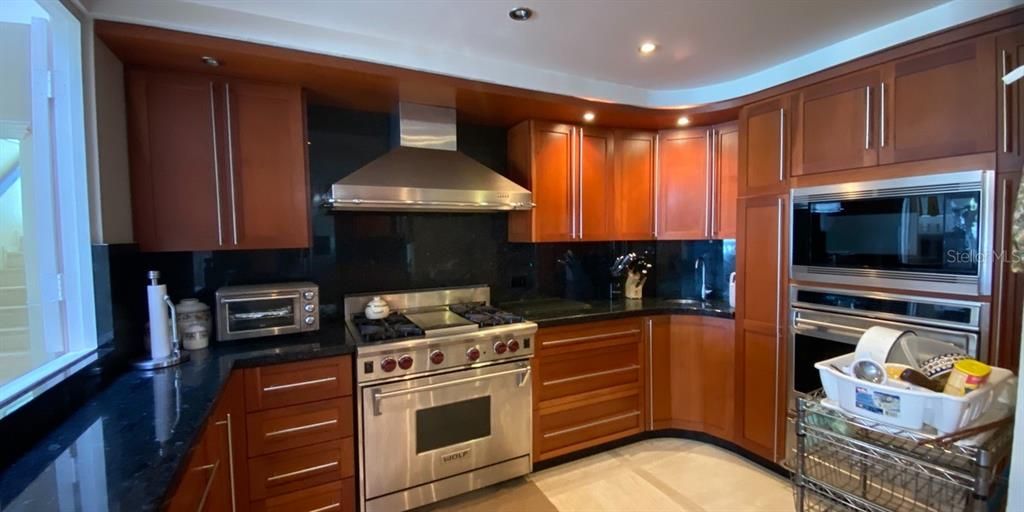 Vendido Recientemente: $1,250,000 (7 camas, 4 baños, 5987 Pies cuadrados)