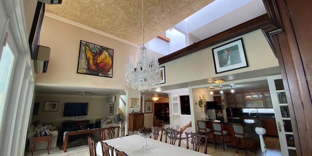 Vendido Recientemente: $1,250,000 (7 camas, 4 baños, 5987 Pies cuadrados)