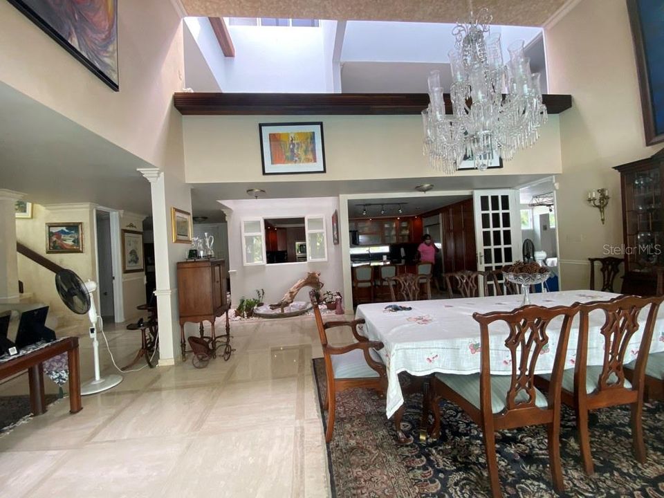 Vendido Recientemente: $1,250,000 (7 camas, 4 baños, 5987 Pies cuadrados)