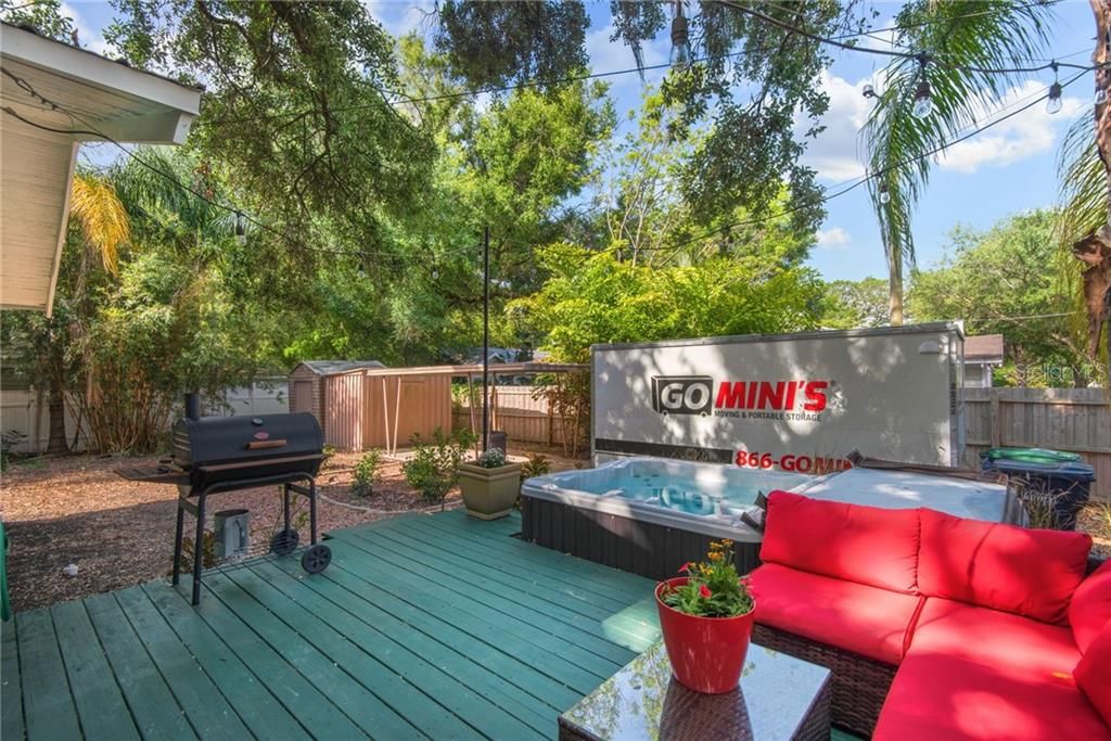 Recently Sold: $300,000 (2 beds, 1 baths, 918 Square Feet)