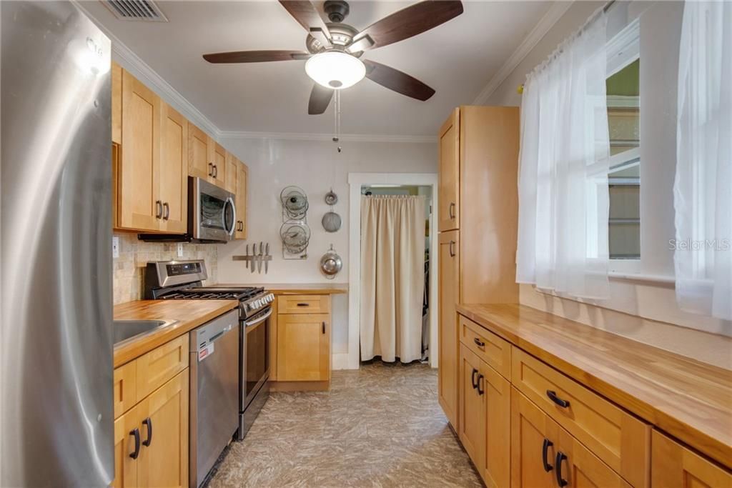 Recently Sold: $300,000 (2 beds, 1 baths, 918 Square Feet)