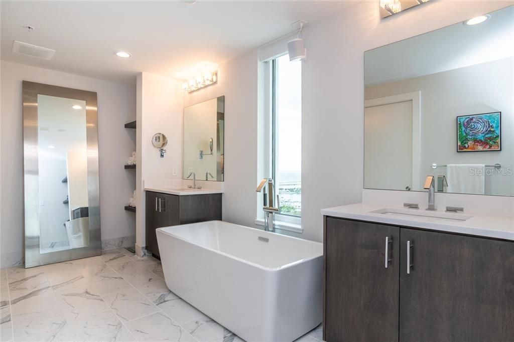 Recently Sold: $2,299,000 (2 beds, 2 baths, 2136 Square Feet)