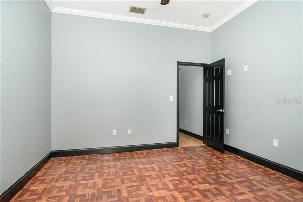 Vendido Recientemente: $450,000 (4 camas, 2 baños, 2200 Pies cuadrados)