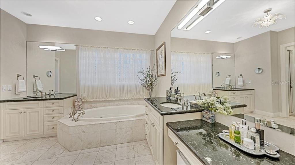 最近售出: $2,895,000 (4 贝兹, 4 浴室, 4265 平方英尺)