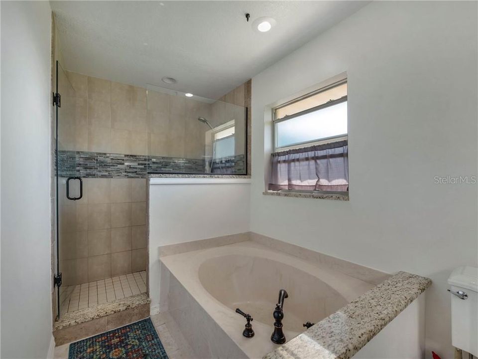 最近售出: $569,900 (4 贝兹, 3 浴室, 2669 平方英尺)