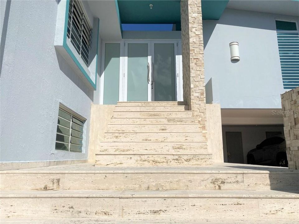 合同活跃: $329,900 (4 贝兹, 4 浴室, 3000 平方英尺)