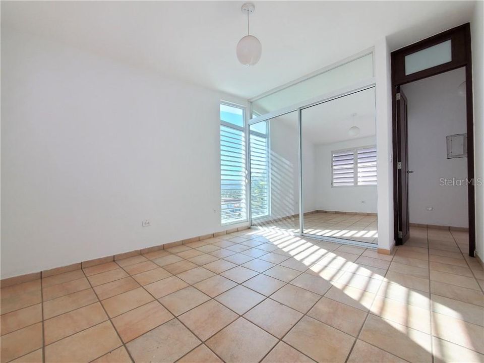 合同活跃: $329,900 (4 贝兹, 4 浴室, 3000 平方英尺)
