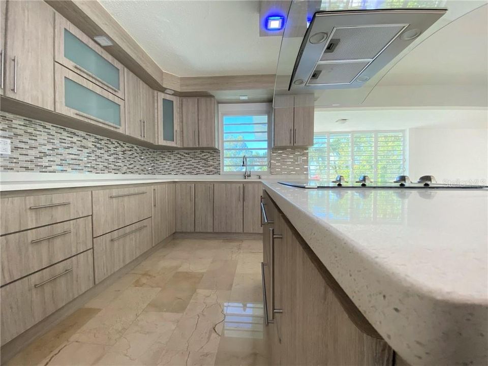 合同活跃: $329,900 (4 贝兹, 4 浴室, 3000 平方英尺)