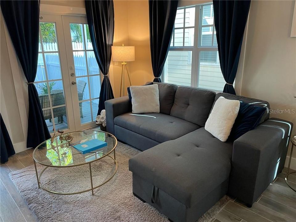 Recently Sold: $910,000 (2 beds, 2 baths, 960 Square Feet)