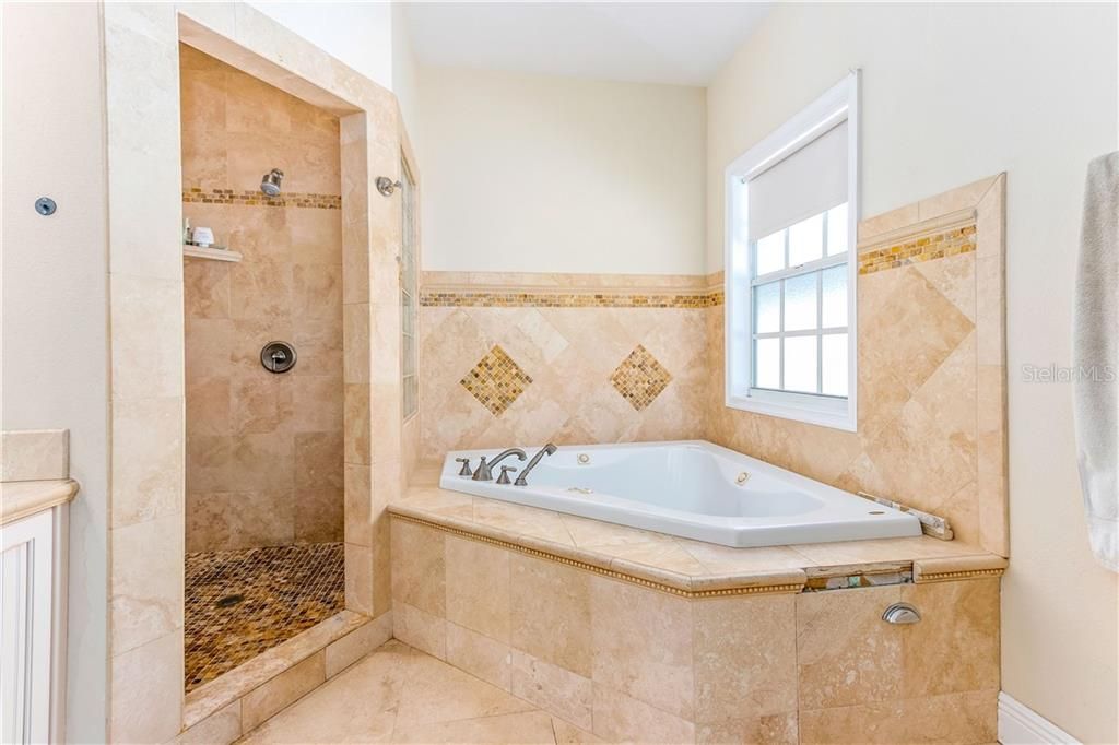 最近售出: $580,000 (4 贝兹, 3 浴室, 2458 平方英尺)