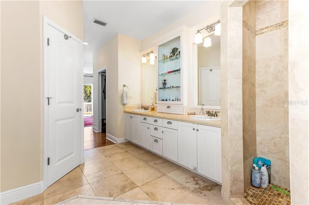 Recently Sold: $580,000 (4 beds, 3 baths, 2458 Square Feet)