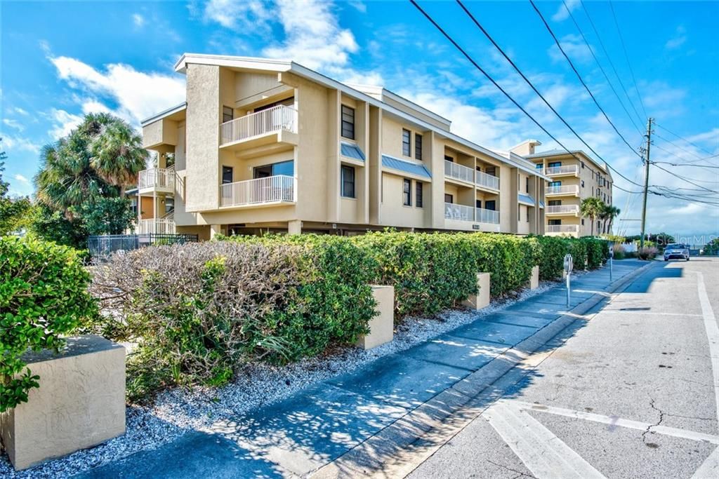 Recently Sold: $599,000 (2 beds, 2 baths, 950 Square Feet)