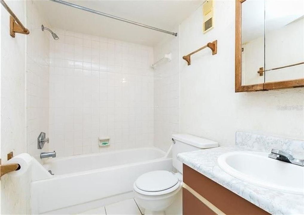 最近租的: $950 (1 贝兹, 1 浴室, 625 平方英尺)
