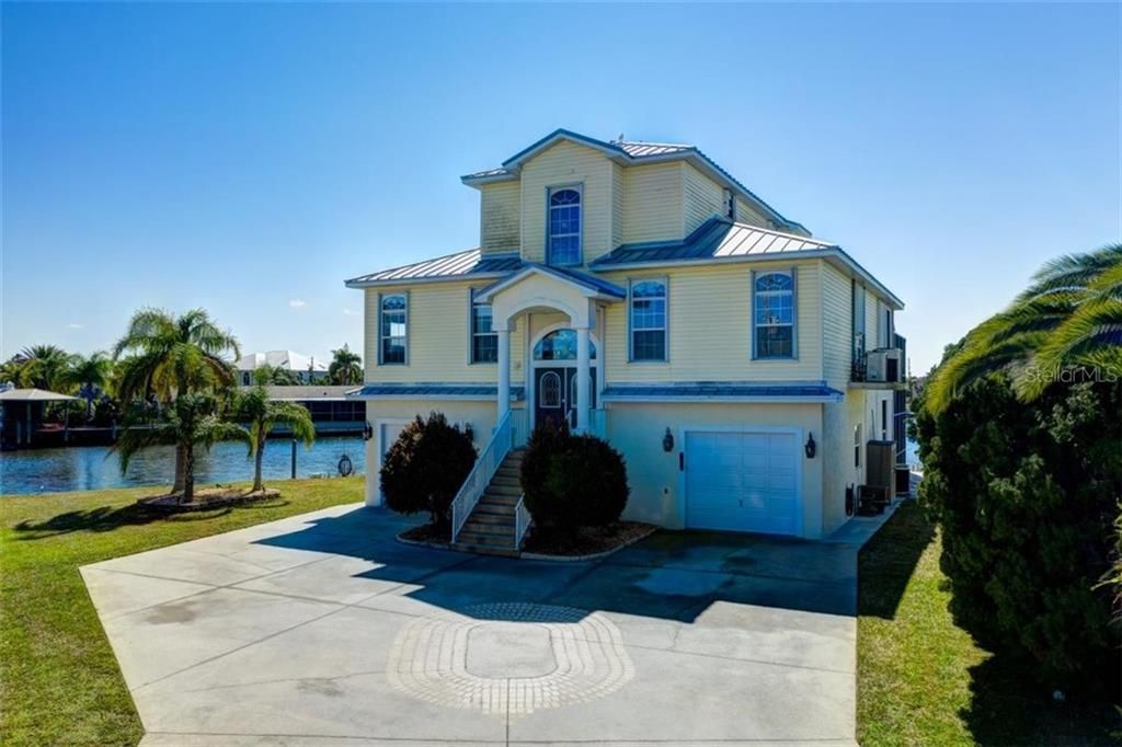 Recently Sold: $990,000 (4 beds, 3 baths, 2207 Square Feet)