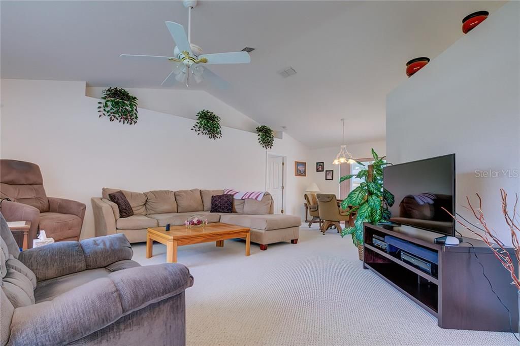 Recently Sold: $230,000 (3 beds, 2 baths, 1566 Square Feet)