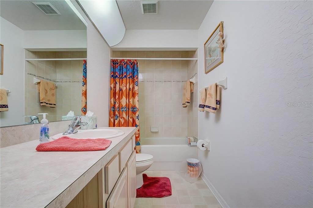 最近售出: $230,000 (3 贝兹, 2 浴室, 1566 平方英尺)