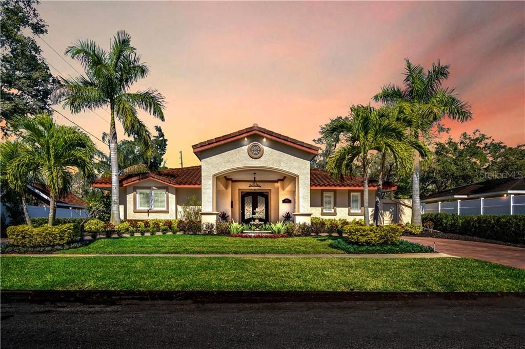 Vendido Recientemente: $1,150,000 (5 camas, 4 baños, 3200 Pies cuadrados)