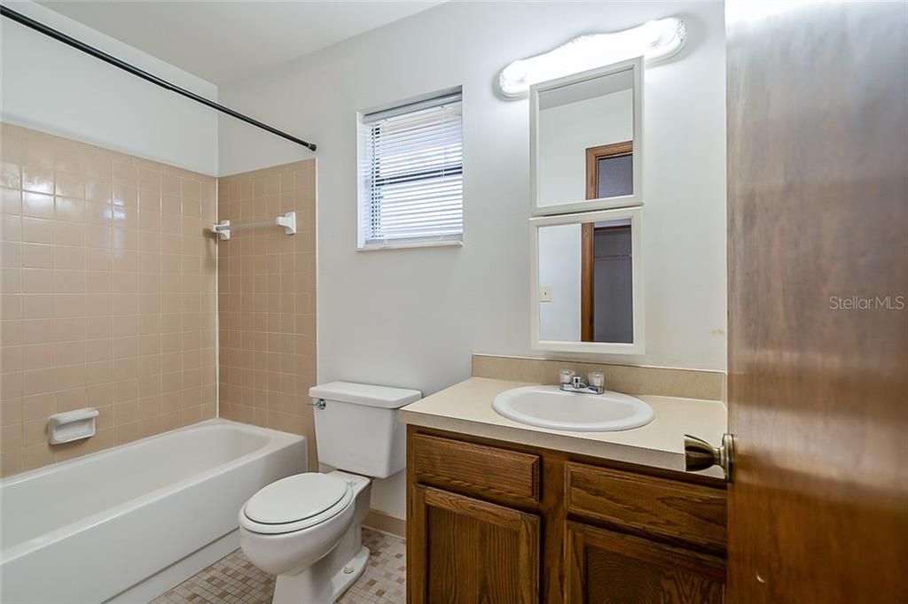 最近售出: $235,000 (3 贝兹, 2 浴室, 1332 平方英尺)