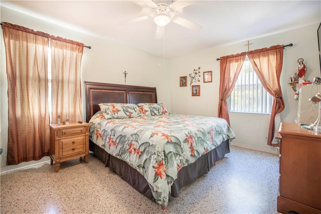 Recently Sold: $200,000 (2 beds, 1 baths, 837 Square Feet)