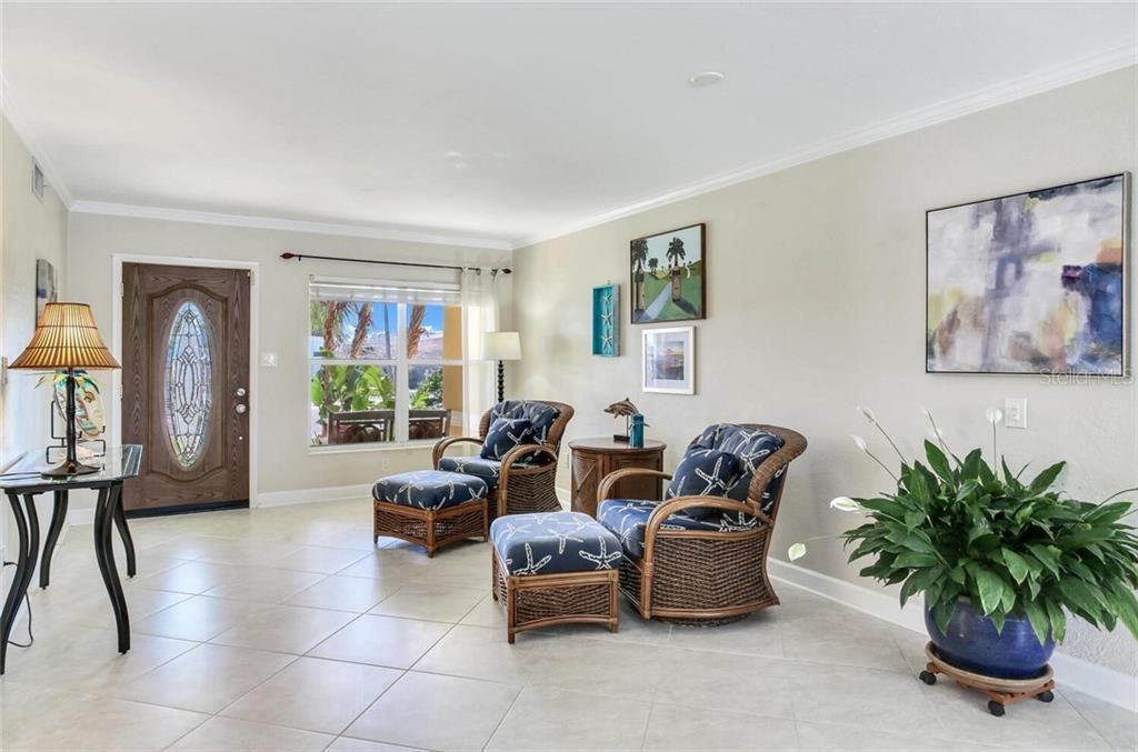Recently Sold: $950,000 (3 beds, 2 baths, 1963 Square Feet)