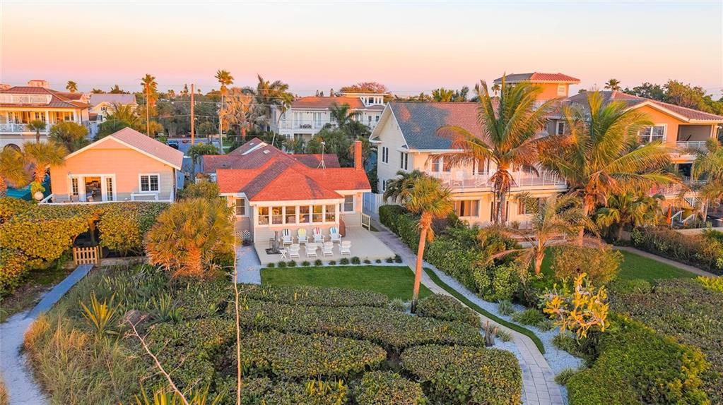 Recently Sold: $2,950,000 (3 beds, 3 baths, 2161 Square Feet)