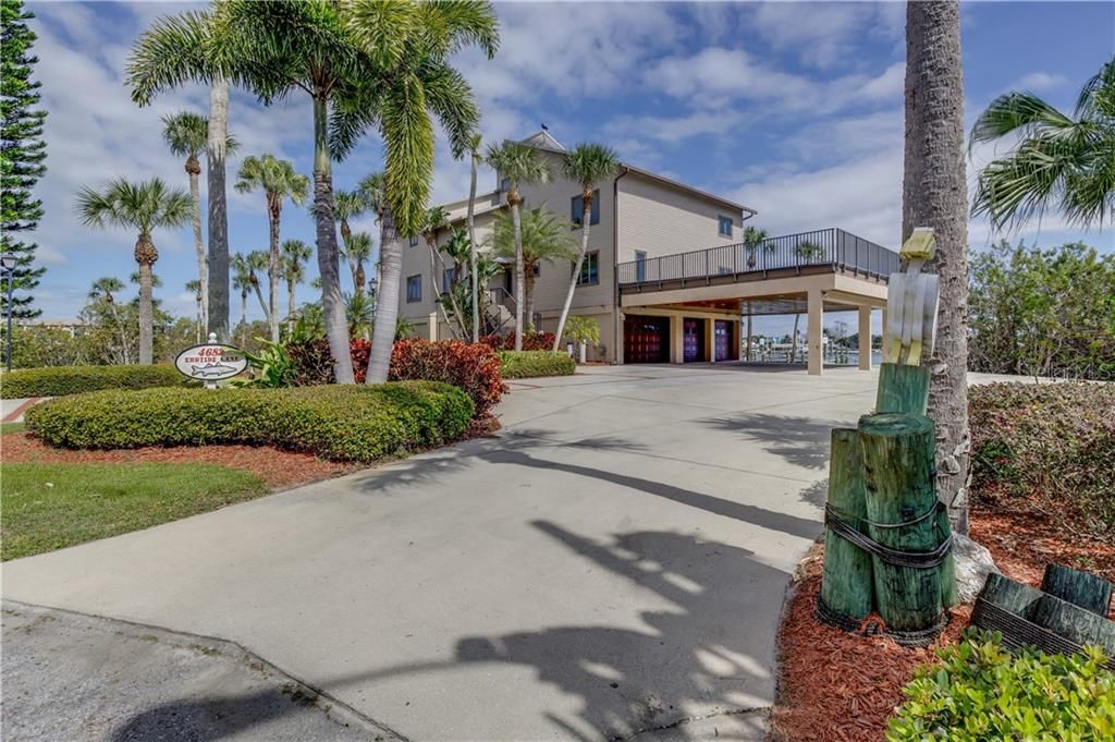 Recently Sold: $2,100,000 (6 beds, 5 baths, 6706 Square Feet)