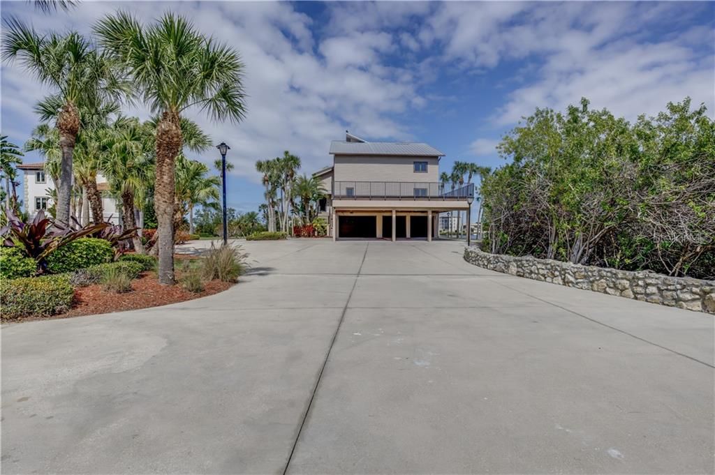 Recently Sold: $2,100,000 (6 beds, 5 baths, 6706 Square Feet)