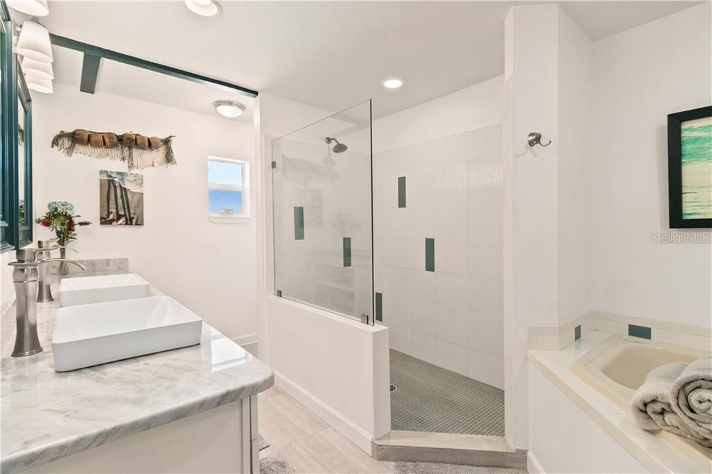 最近售出: $569,000 (3 贝兹, 2 浴室, 2390 平方英尺)