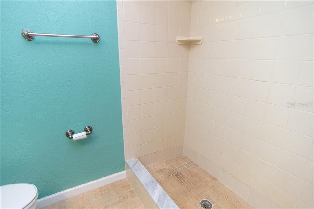 最近售出: $140,000 (2 贝兹, 1 浴室, 975 平方英尺)