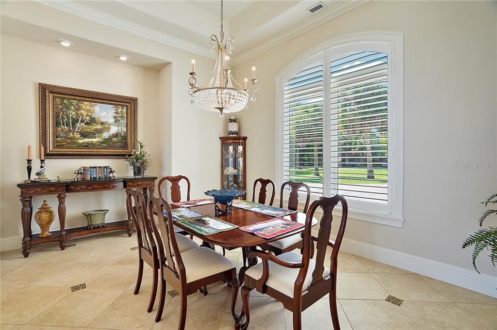 Host dinners effortlessly in this 12'x14' dining space ~