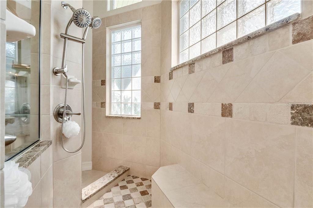 最近售出: $899,000 (5 贝兹, 4 浴室, 4061 平方英尺)