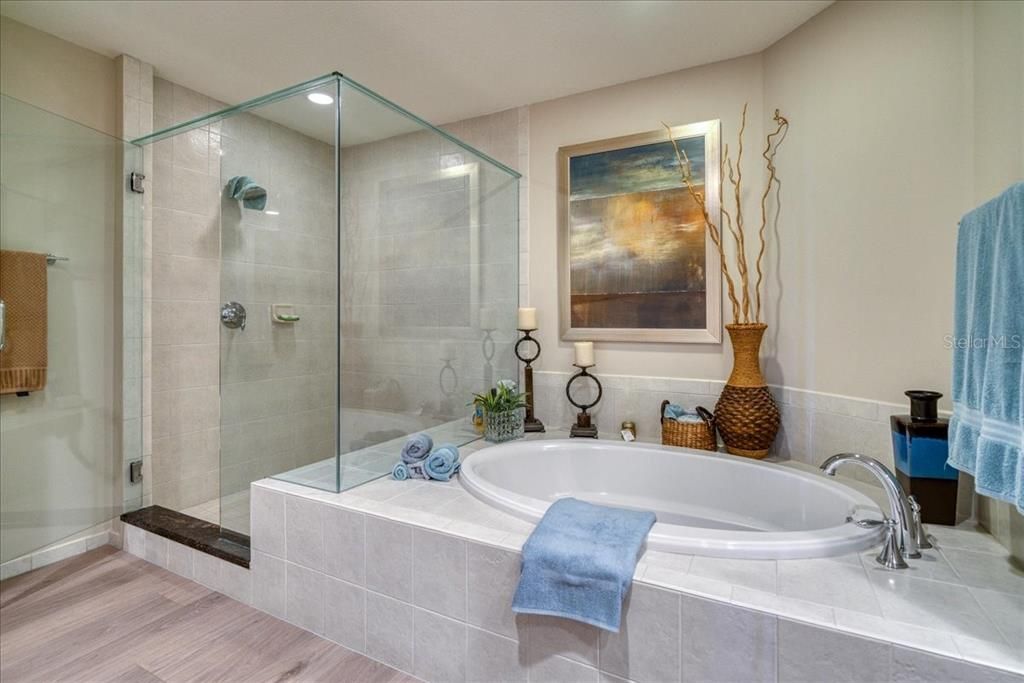Recently Sold: $1,579,000 (2 beds, 2 baths, 1972 Square Feet)