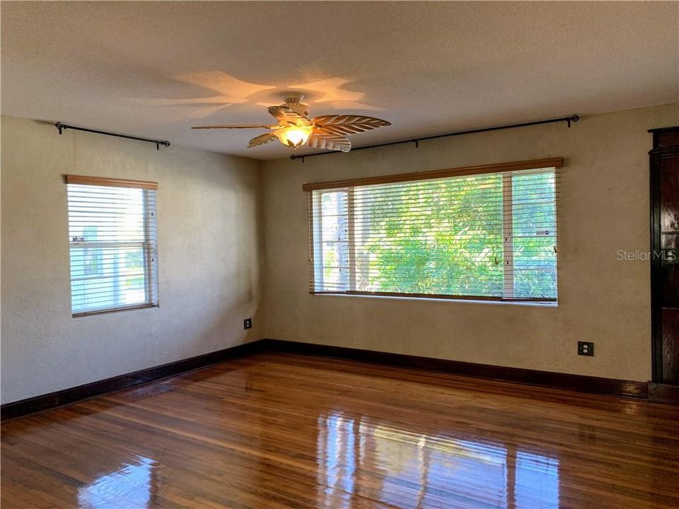 Recently Rented: $1,395 (2 beds, 1 baths, 944 Square Feet)
