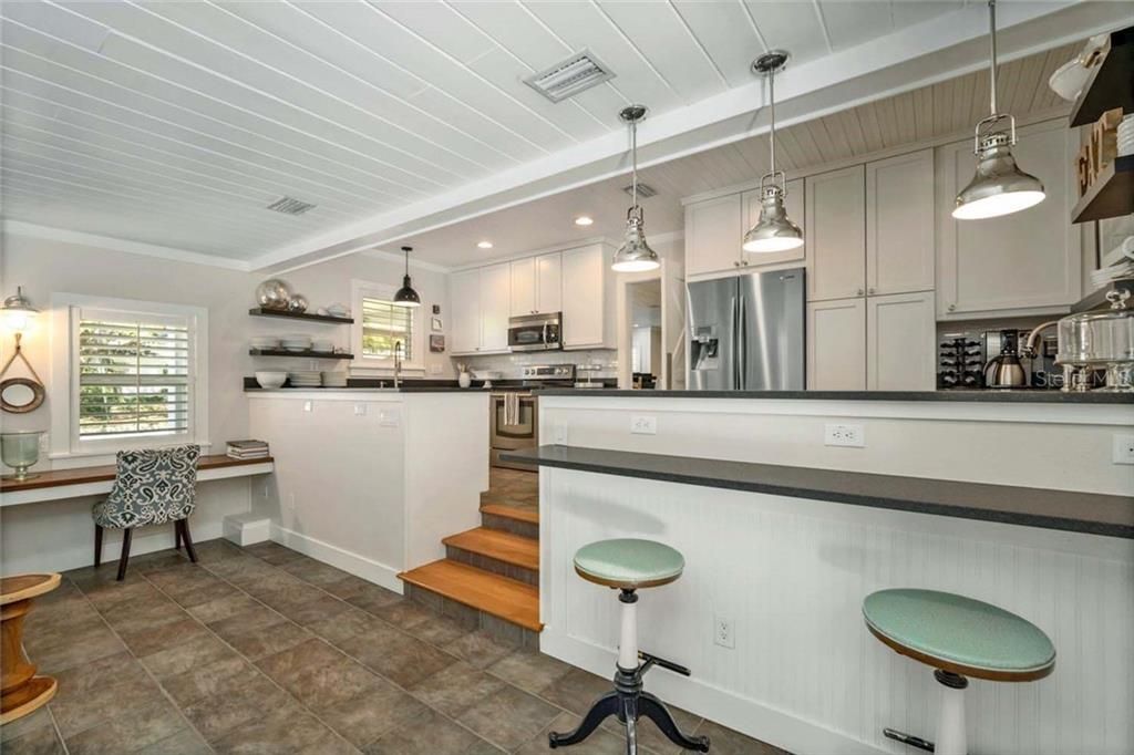 Recently Sold: $950,000 (3 beds, 2 baths, 2595 Square Feet)