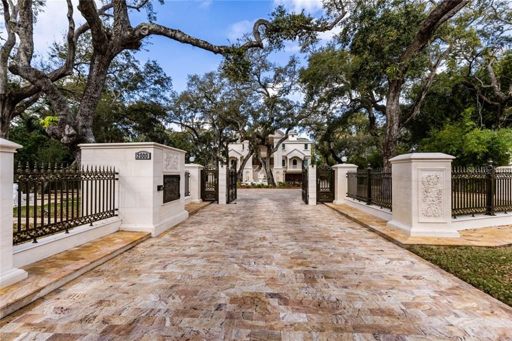 Recently Sold: $7,900,000 (4 beds, 4 baths, 10395 Square Feet)
