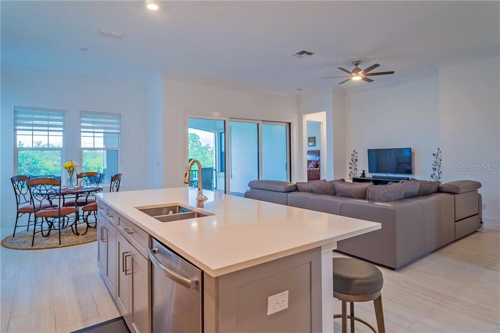 Recently Sold: $729,500 (3 beds, 2 baths, 2571 Square Feet)