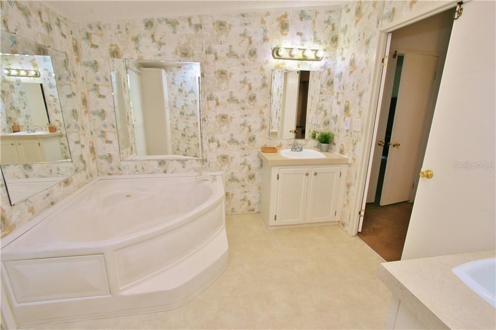最近售出: $225,000 (4 贝兹, 2 浴室, 2280 平方英尺)