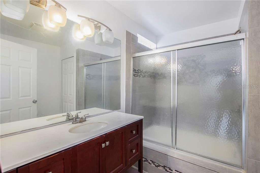 最近售出: $240,000 (4 贝兹, 2 浴室, 1397 平方英尺)