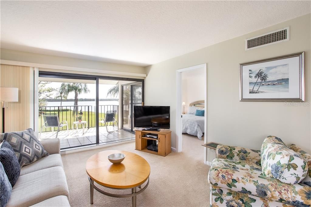 Recently Sold: $360,000 (2 beds, 2 baths, 890 Square Feet)