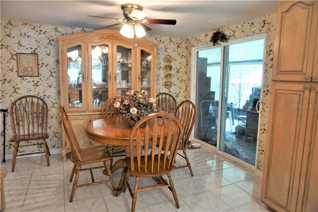 Recently Sold: $159,900 (2 beds, 1 baths, 929 Square Feet)
