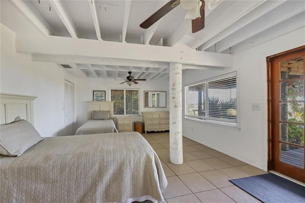 Recently Sold: $2,675,000 (3 beds, 2 baths, 1024 Square Feet)