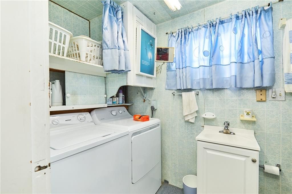 最近售出: $550,000 (3 贝兹, 2 浴室, 1956 平方英尺)