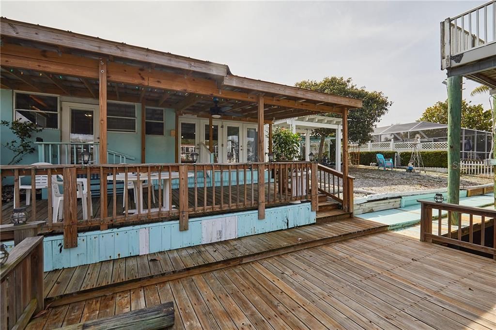 Recently Sold: $550,000 (3 beds, 2 baths, 1956 Square Feet)