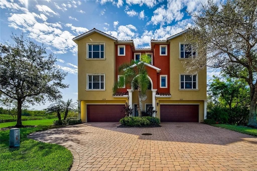 Recently Sold: $439,000 (4 beds, 4 baths, 2848 Square Feet)