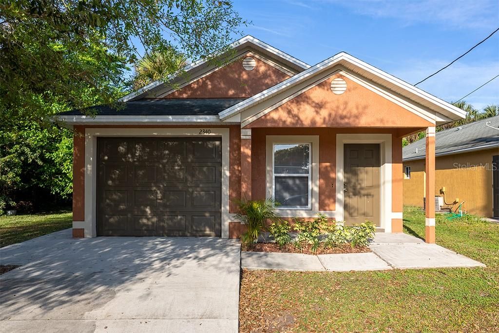 Adorable concrete block bungalow!