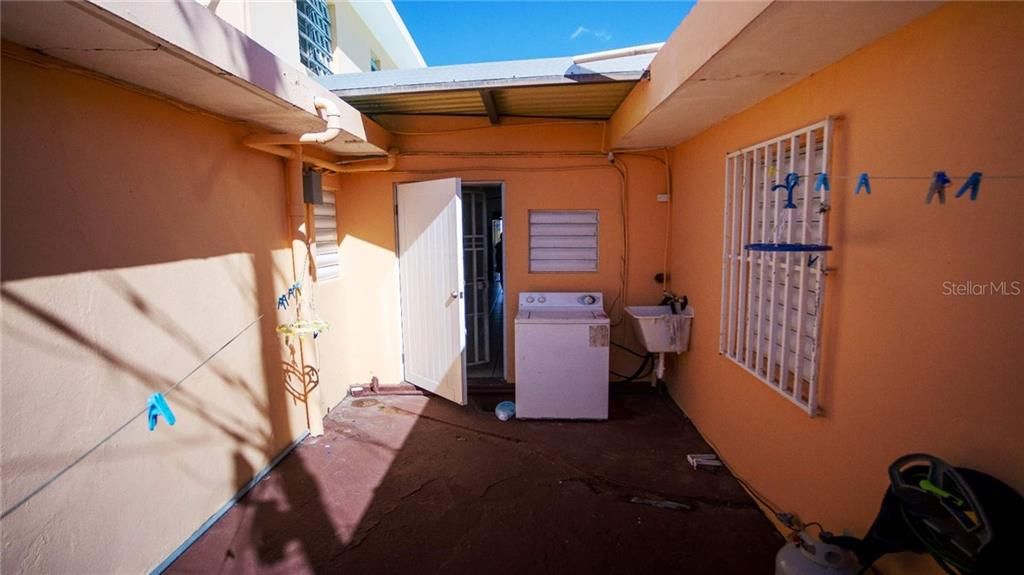 Vendido Recientemente: $225,000 (8 camas, 5 baños, 3056 Pies cuadrados)