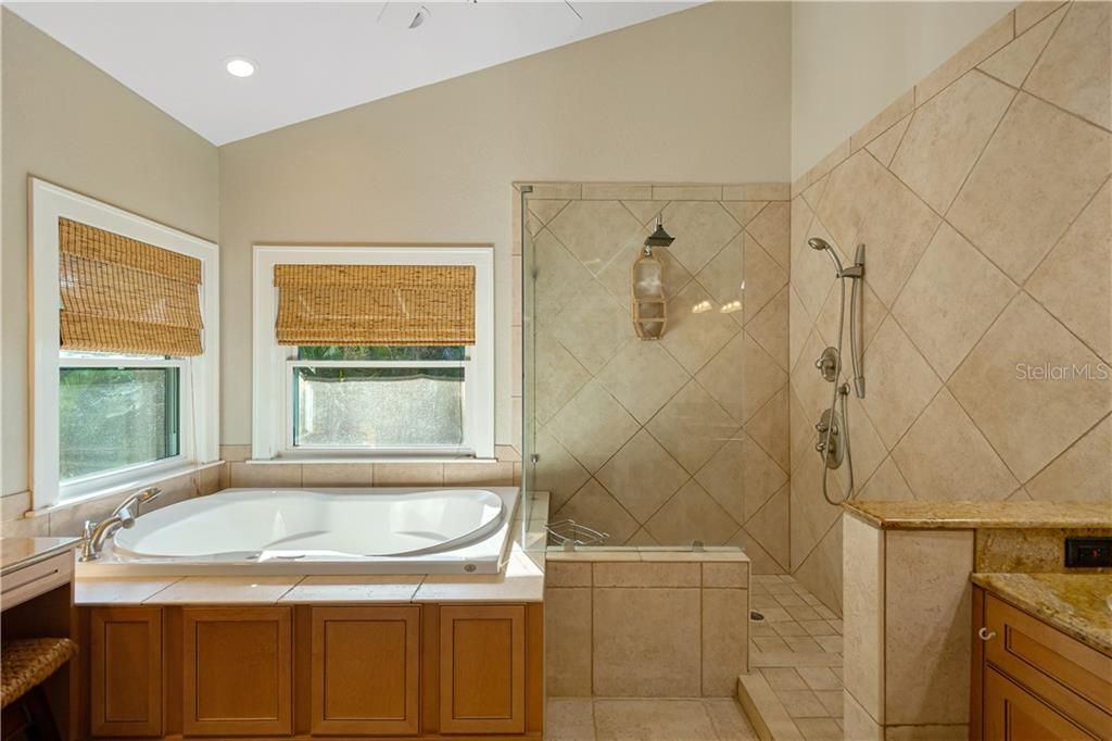 最近售出: $795,000 (4 贝兹, 4 浴室, 4250 平方英尺)