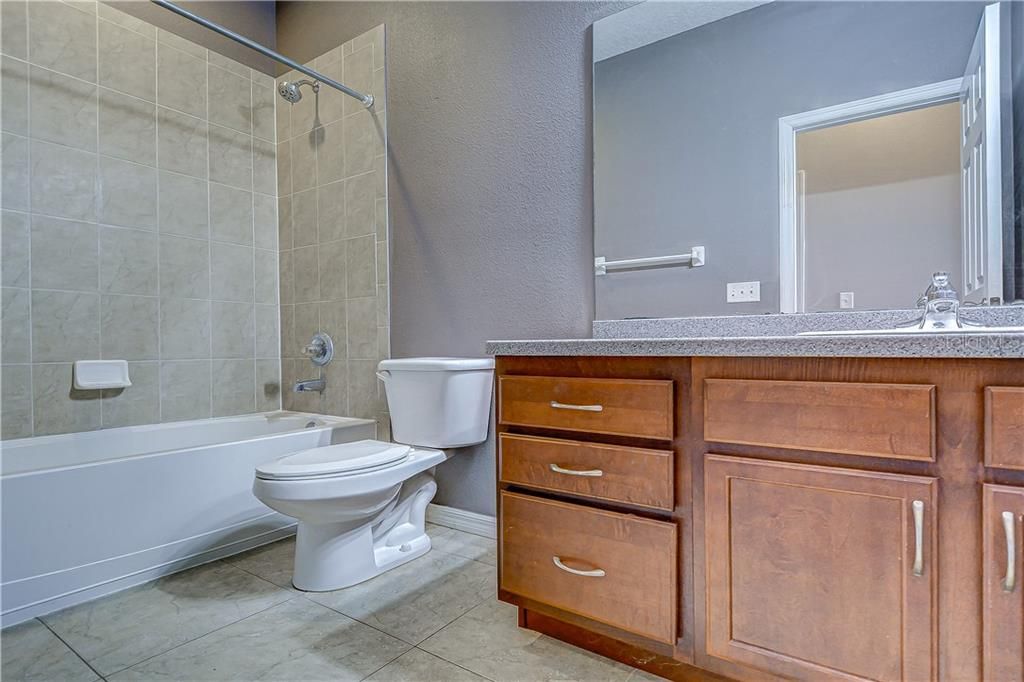 最近售出: $395,000 (5 贝兹, 3 浴室, 2720 平方英尺)