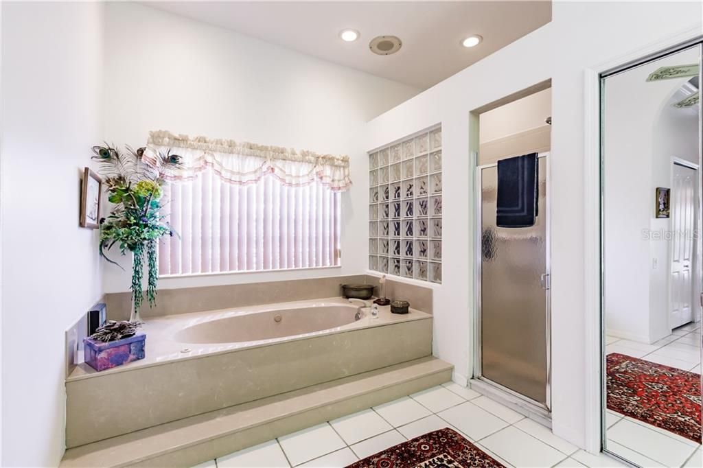最近售出: $398,000 (3 贝兹, 2 浴室, 2259 平方英尺)