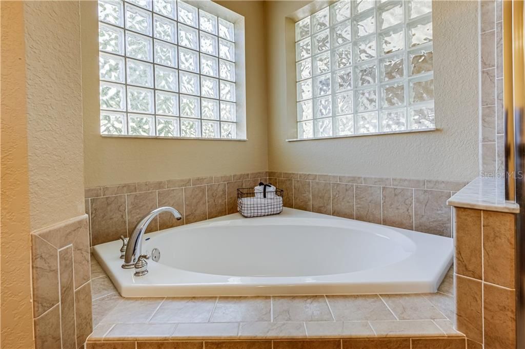 Недавно продано: $399,000 (4 спален, 4 ванн, 2747 Квадратных фут)